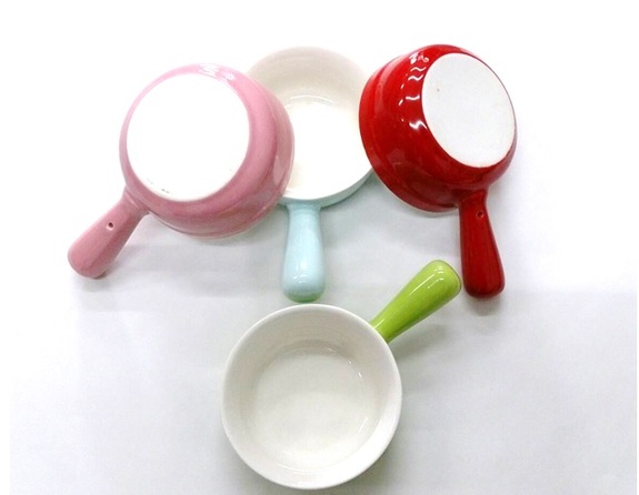 帶柄小湯鍋陶瓷食盆(特價49元)-顏色隨機出貨