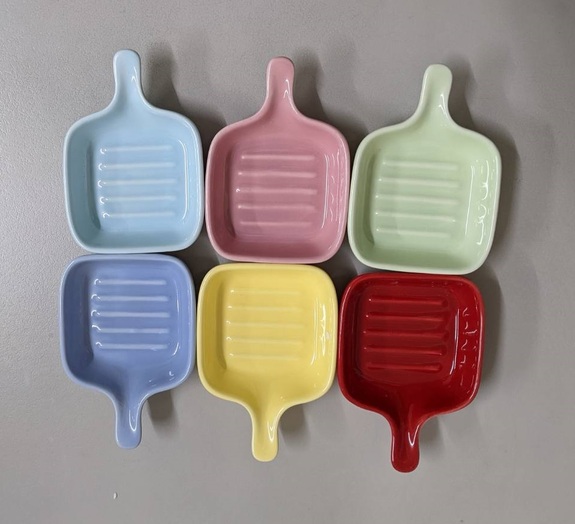 陶瓷食盆-迷你烤盤造形(特價49元)顏色隨機出貨(亮色系)